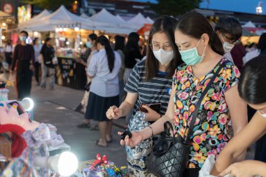 Phuket, Tayland - 17 Aralık 2020 - Yerel halk ve turistler 17 Aralık 2020 'de Tayland' ın Phuket kentinde bir gece yürüyüşü sokağı olan Chillva Market 'e alışverişe gelirler.