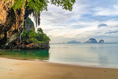 Pranang Mağara Sahili, Railay, Krabi, Tayland 'da güzel sabah ışığı