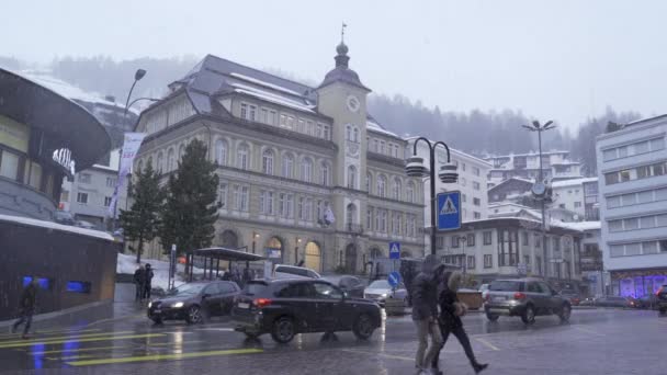Saint Moritz Ελβετία Δεκεμβρίου 2019 Αυτοκίνητα Και Άνθρωποι Κάνουν Τον — Αρχείο Βίντεο