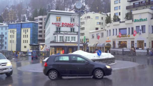 Saint Moritz Ελβετία Δεκεμβρίου 2019 Αυτοκίνητα Κάνουν Τον Γύρο Του — Αρχείο Βίντεο