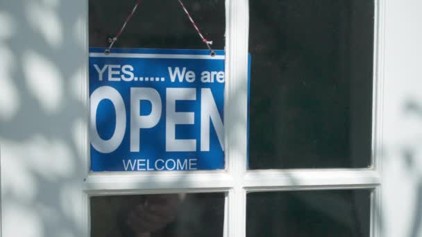 Business Open Sign Fliped Closed Sign Στο Τέλος Της Εργάσιμης — Αρχείο Βίντεο