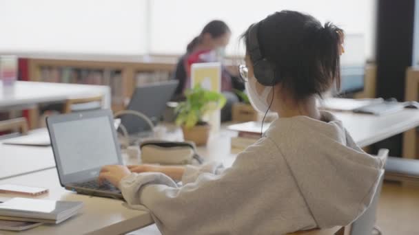 Mladá Asijská Studentka Teenager Nosit Lékařskou Masku Sluchátka Při Studiu — Stock video