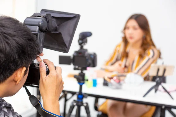 Male Photographer Taking Behine Scene Picture Online Buseness Woman Promoting — Stock Photo, Image