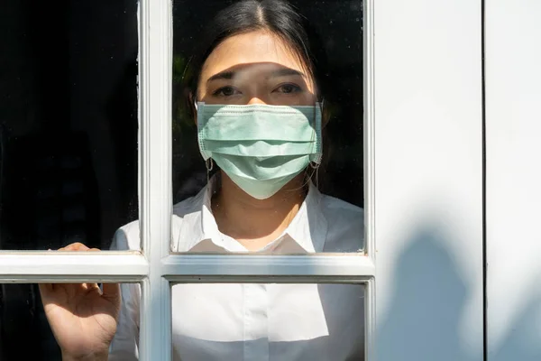 Mujer Joven Con Máscara Quirúrgica Que Permanece Dentro Casa Mirando — Foto de Stock