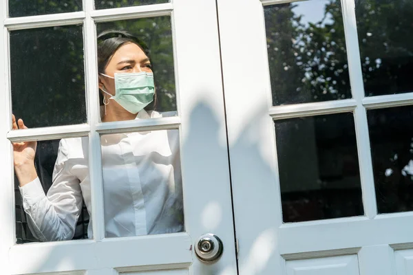 Mujer Joven Con Máscara Quirúrgica Que Permanece Dentro Casa Mirando — Foto de Stock