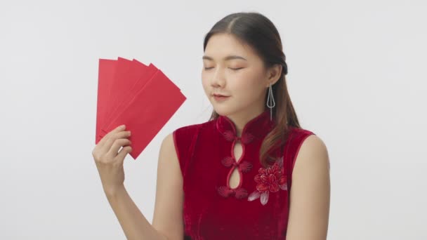 Gelukkig Jong Chinees Vrouw Traditionele Jurk Vasthouden Zwaaien Rode Enveloppen — Stockvideo