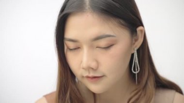 Kameraya gülümseyen uzun saçlı, güzel, genç ve mutlu kadını yakından çek.