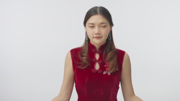 Feliz Bela Mulher Chinesa Levanta Mãos Saudação Tradicional Chinesa Filmando — Vídeo de Stock