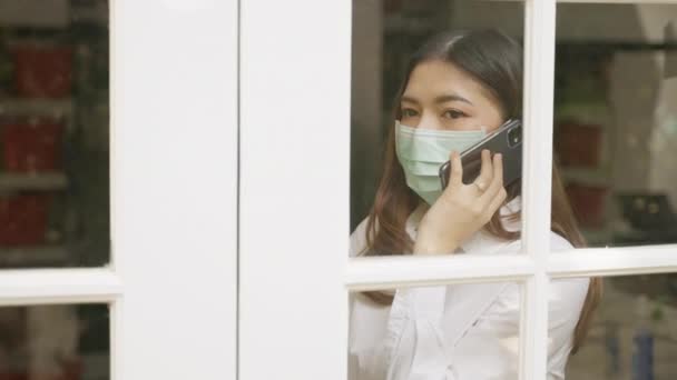 Young Businesswoman Wearing Surgical Mask Staying Her Home While Talking — Stock Video