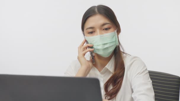 Young Businesswoman Wearing Surgical Mask Staying Her Home While Talking — Stock Video