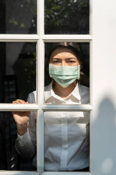 Mujer Joven Con Máscara Quirúrgica Que Permanece Dentro Casa Mirando — Foto de Stock