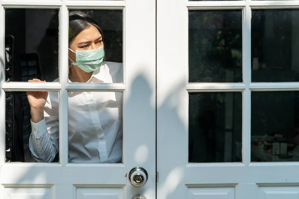Mujer Joven Con Máscara Quirúrgica Que Permanece Dentro Casa Mirando — Foto de Stock