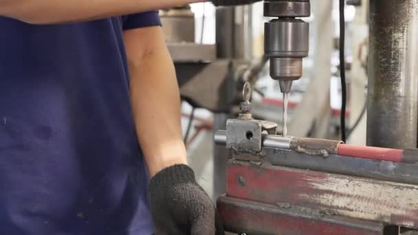 用手持式动力磨床工具磨光金属接头的工厂工人的近身工作 动作缓慢 — 图库视频影像