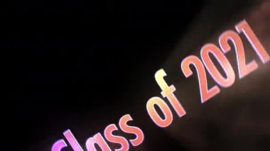 Siyah arkaplan üzerinde ışık ışını etkisi olan 2021 3D metin animasyonu sınıfı