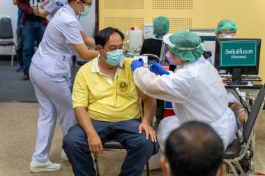 Chiang Mai, Tayland - 28 Haziran 2021 Taylandlı bir adam COVID-19 aşısını Chiang Mai, Tayland 'da yaptırdı.