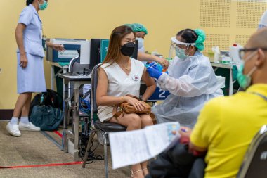 Chiang Mai, Tayland - 28 Haziran 2021 Taylandlı bir kadın COVID-19 aşısını Chiang Mai, Tayland 'da yaptırdı.