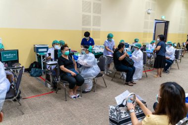 Chiang Mai, Tayland - 28 Haziran 2021 Taylandlılar COVID-19 aşılarını Chiang Mai, Tayland 'da yaptırdılar.