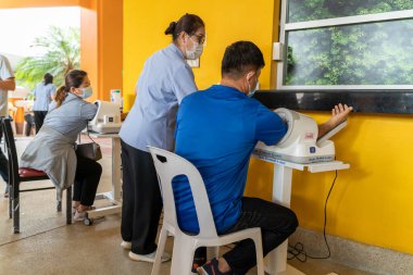 Chiang Mai, Tayland - 28 Haziran 2021 İnsanlar Chiang Mai, Tayland 'da COVID-19 aşısı yaptırmadan önce tansiyon ölçümlerini yaptırıyor.