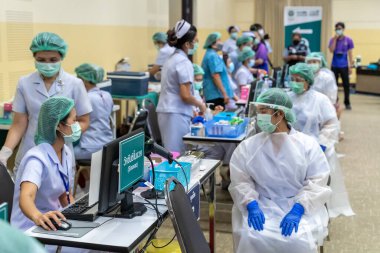 Chiang Mai, Tayland - 7 Haziran 2021 - Taylandlı hemşireler 7 Haziran 2021 'de Chiang Mai, Tayland' daki Royal Flora salonunda insanlara COVID-19 aşısı vermek için bekliyorlar.