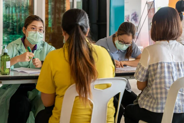 Chiang Mai Tailandia Junio 2021 Las Enfermeras Tailandesas Revisan Información — Foto de Stock