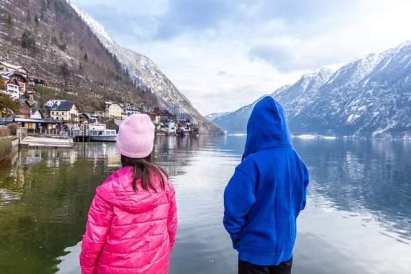 Gölün Karşısındaki Hallstatt Kasabasına Bakan Iki Genç Kız Kardeşin Arka — Stok fotoğraf