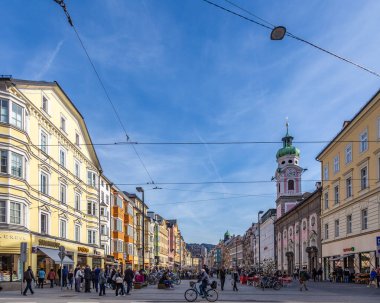 Innsbruck, Avusturya - 10 Nisan 2015 - ünlü Innsbruck eski kasabasının güzel binaları ve yapıları mavi gökyüzüne karşı