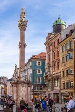 Innsbruck, Avusturya - 10 Nisan 2015 - ünlü Innsbruck eski kasabasının güzel binaları ve yapıları mavi gökyüzüne karşı