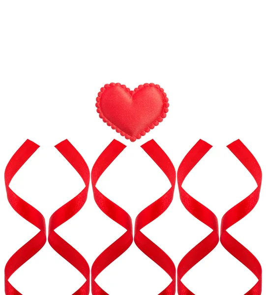 Червоне серце і червоні стрічки на білому тлі — стокове фото
