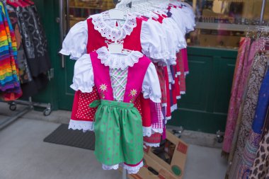 Geleneksel Avusturya Kız Giydir