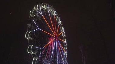 Eğlence Parkı karanlık gece gökyüzü altında dönen dönme