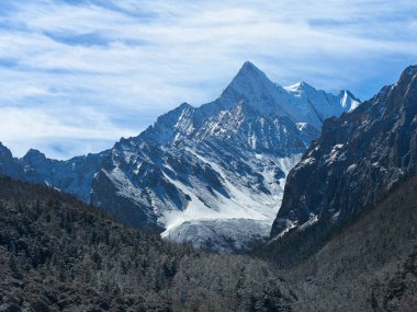 27 Nisan 2025 'te çekilen bu fotoğraf Sichuan Eyaleti' ndeki karlı dağları gösteriyor. Çin 'in güneybatısında yer alan Sichuan, büyük bir turizm vilayetidir. Sichuan 'a hoş geldiniz.!