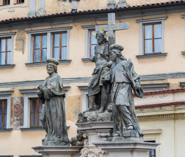 Cosmas ve Damian ile Kutsal İsa heykeli. Metin içinde bu cross - bizim kurtuluş. Prag'daki Charles Köprüsü