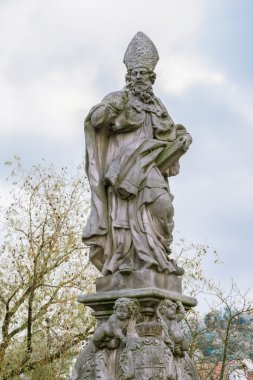 SV. Vojtech, St. Adalbert hamisi çek toprakları. Prag'daki Charles Köprüsü'nde heykel