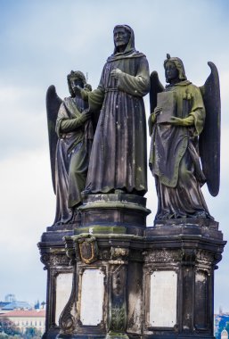 Heykeller St. Francis Seraphic veya St Francis Assisi, dilenci siparişleriyle iki seraphims, koruyucu melekler Charles Köprüsü'nde babası
