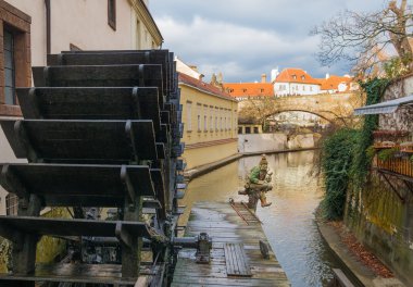 Su muhteşem yaratık Kaburek şeytanın kanaldaki alışılmadık heykel. Prague, Çek Cumhuriyeti. Simgesel Yapı