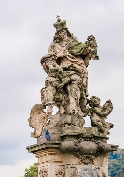 세인트 Ludmila, 그녀의 손자 찰리 교량 프라하, 체코에 성 바츨라프의 조각상 — 스톡 사진