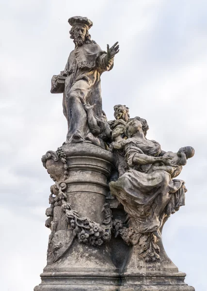 St. Ivo, ügyvédek, a Károly-híd, Prága, Cseh védőszentjének, szent szobra — Stock Fotó