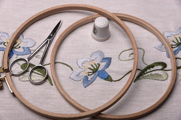 Forgotten craft embroidery. The cloth, thread, thimble, scissors  embroidery hoop — Stock Photo, Image