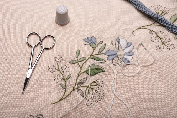 Forgotten craft embroidery. The cloth, thread, needle, thimble, scissors — Stock Photo, Image