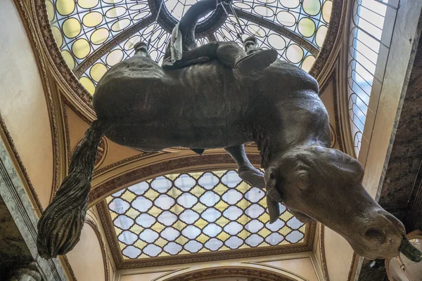 Monument Venceslas sur un cheval renversé. Une version ironique à Prague — Photo
