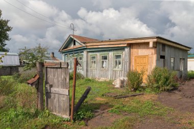 Seraphim-Diveyevo Manastırı yakınlarındaki Nizhny Novgorod Oblastı 'nda yerel bir ev. Sonbahar manzarası