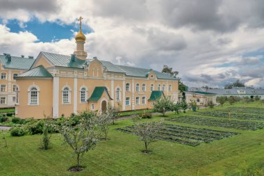 Seraphim-Diveyevo Manastırı, Rusya 'nın en büyük ve sık sık ziyaret edilen manastırlarından biri olan Nizhny Novgorod Oblastı.