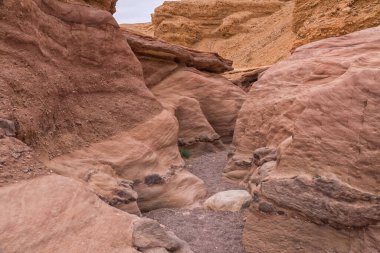 Eilat yakınlarındaki İsrail 'deki Kızıl Kanyon, Eilat Dağları' nın en popüler rotalarından biridir. Seyahat fotoğrafı.