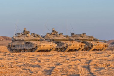 İsrail 'de Bağımsızlık Günü. Savunma Kuvvetleri üslerinin bir kısmını halka açıyor. Çölde tanklar