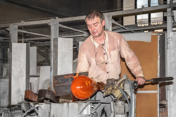 Moser Glass Factory República Checa Transforme Uma Massa Quente Vidro — Fotografia de Stock