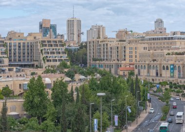 Şehrin en iyi manzarası. Kudüs 'teki Eski Şehir' in duvarı boyunca bir yürüyüş. Şehir manzarası Seyahat fotoğrafı