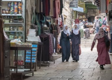 Kudüs, İsrail - 8 Mayıs 2018: Eski Kudüs sokaklarındaki insanlar. Sokak fotoğrafı. Tarih Merkezi 'nin Hayatı