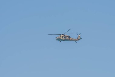 Tel Aviv, İsrail - 19 Nisan 2018: İsrail 'de Bağımsızlık Günü, ulusal gün. Kutlamalar var. Mavi gökyüzünde askeri helikopter. İsrail Hava Kuvvetleri geçit töreni