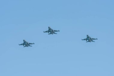 Üç askeri uçak. İsrail 'de Bağımsızlık Günü, ulusal bir bayram. İsrail Hava Kuvvetleri Tel Aviv 'de mavi gökyüzünde