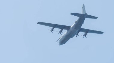 Tel Aviv 'de mavi gökyüzünde askeri uçak. İsrail 'de Bağımsızlık Günü. İsrail Hava Kuvvetleri geçit töreni